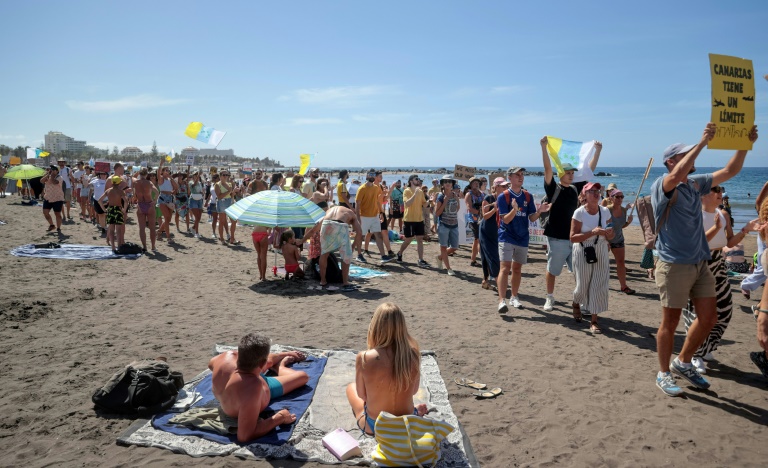 https://d.ibtimes.com/en/full/4555438/waving-white-blue-yellow-flags-canary-islands-chanting-whistling-protesters-slow-marched.jpg