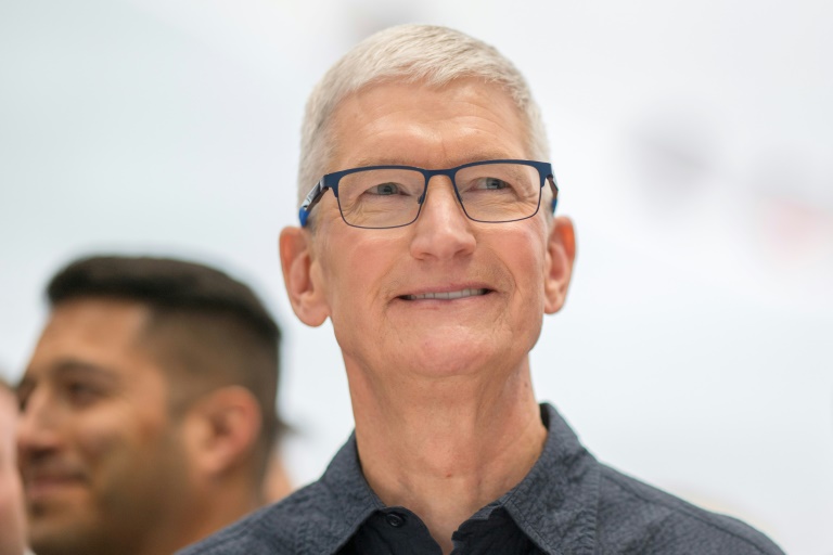 https://d.ibtimes.com/en/full/4555822/apple-ceo-tim-cook-was-china-tuesday-second-time-this-year-his-social-media-showed.jpg