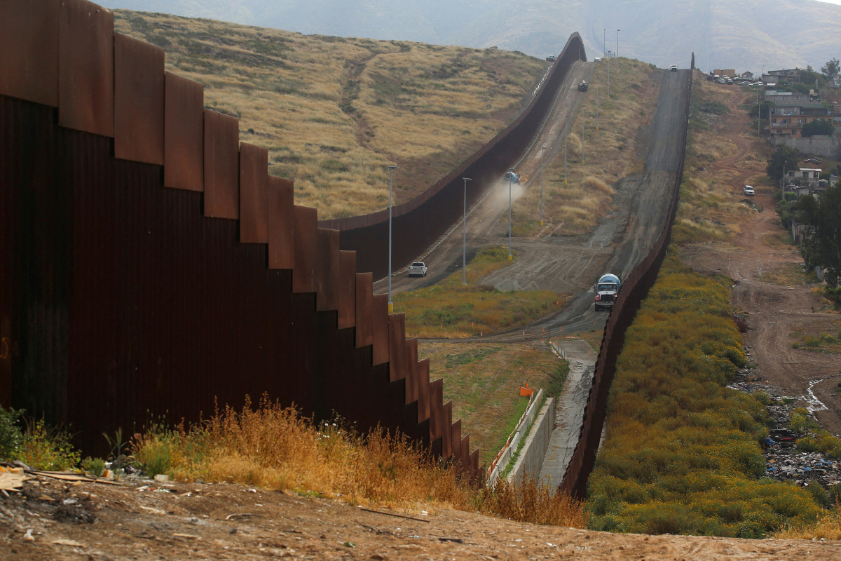 https://d.ibtimes.com/en/full/4555879/border-wall-between-us-mexico.jpg