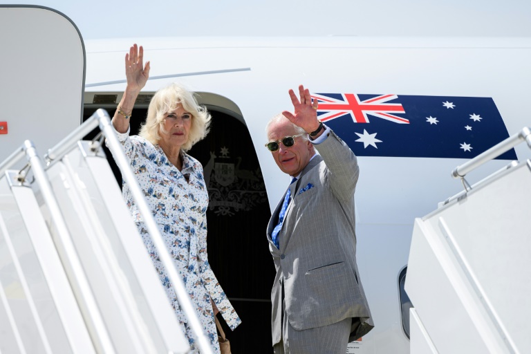 https://d.ibtimes.com/en/full/4555993/britains-king-charles-queen-camilla-wave-goodbye-they-board-flight-sydney-airport-samoa.jpg