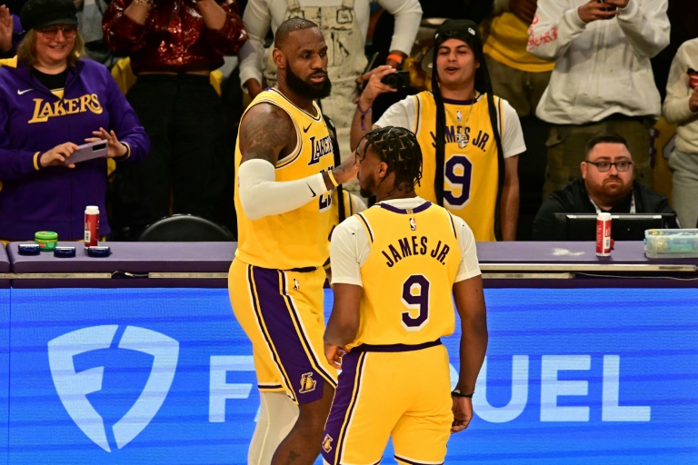 https://d.ibtimes.com/en/full/4556072/lebron-james-his-son-bronny-became-first-father-son-duo-play-nba-they-featured-los-angeles.jpg