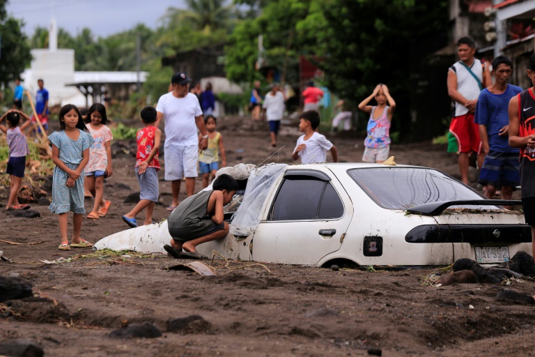 https://d.ibtimes.com/en/full/4556114/least-32000-people-have-fled-their-homes-philippines-storm-edges-closer-main-island-luzon.jpg