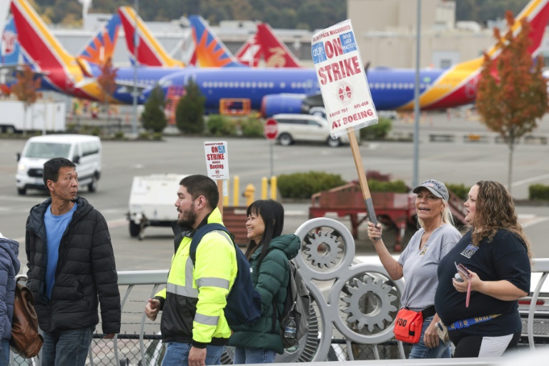 https://d.ibtimes.com/en/full/4556393/some-33000-boeing-workers-have-been-picket-lines-since-september-13.jpg