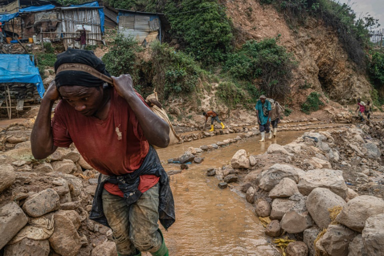 https://d.ibtimes.com/en/full/4556420/artisanal-mining-forbidden-foreigners-countrys-mining-code-chinese-companies-partner-local.jpg