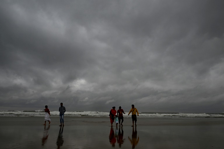 https://d.ibtimes.com/en/full/4556458/people-indias-eastern-coast-are-fleeing-storm-shelters-beforecyclone-dana-makes-landfall.jpg