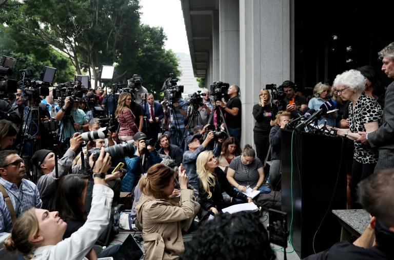 https://d.ibtimes.com/en/full/4556644/menendez-brothers-92-year-old-aunt-joan-vandermolen-spoke-news-conference-attended-some-30.jpg