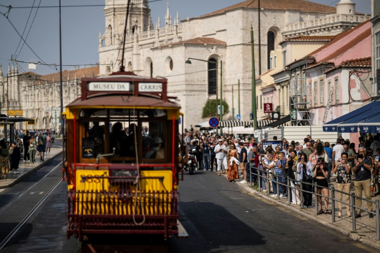 https://d.ibtimes.com/en/full/4556740/five-historic-tram-routes-currently-connect-lisbon-more-modern-sixth-line-running-along-river.jpg