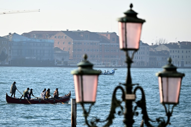 https://d.ibtimes.com/en/full/4556760/venice-top-tourist-destination-drowning-under-droves-sightseers-who-visit-each-year.jpg