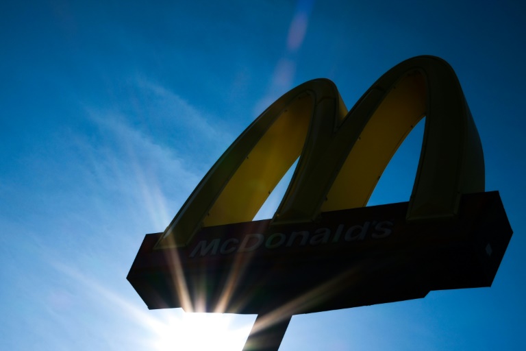 https://d.ibtimes.com/en/full/4556819/donald-trump-donned-apron-served-food-pre-selected-customers-closed-mcdonalds-pennsylvania.jpg