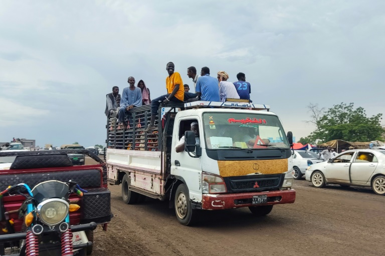 https://d.ibtimes.com/en/full/4557574/people-displaced-eastern-areas-sudans-al-jazira-state-arrive-gedaref-city.jpg