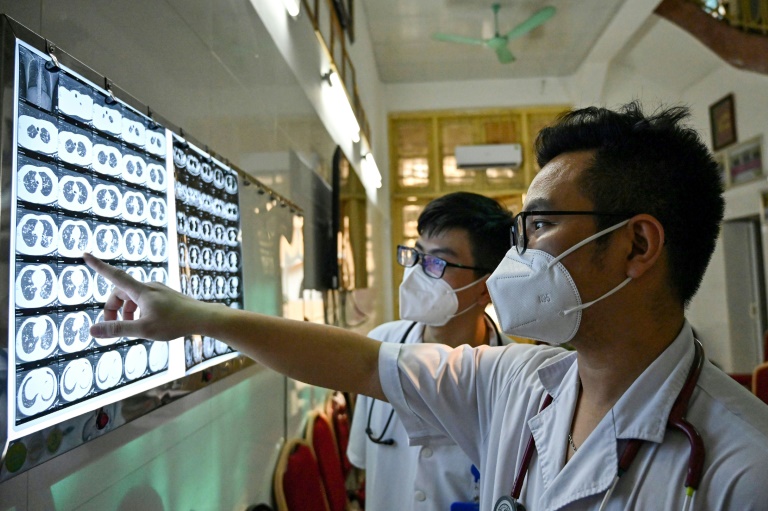 https://d.ibtimes.com/en/full/4557826/vietnamese-doctor-his-colleague-check-x-rays-drug-resistant-tuberculosis-patient-national.jpg