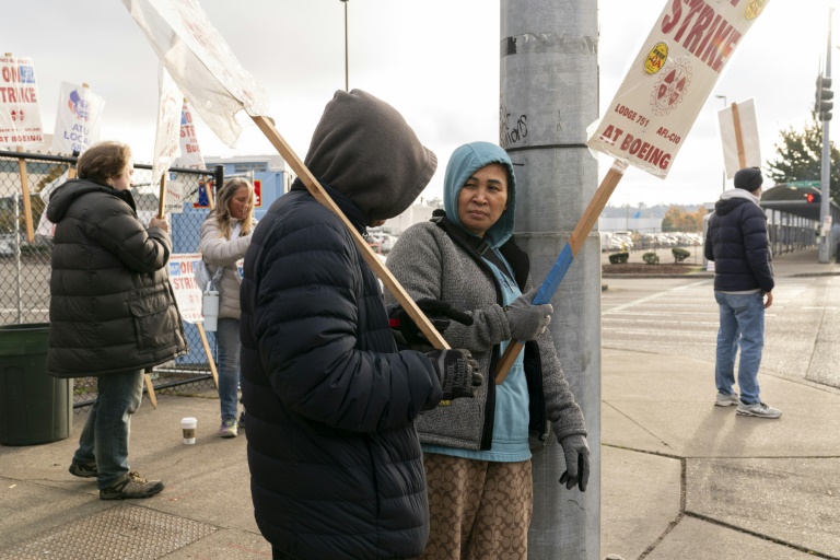 https://d.ibtimes.com/en/full/4557979/boeing-factory-workers-remain-strike-after-rejecting-companys-latest-contract-offer-october-23.jpg