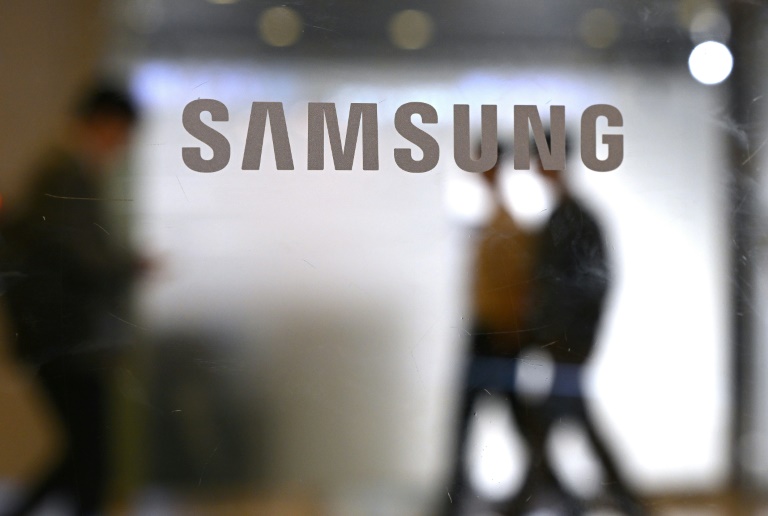 https://d.ibtimes.com/en/full/4558046/south-koreas-samsung-electronics-blamed-one-off-costs-strong-korean-won-q3-that-saw.jpg