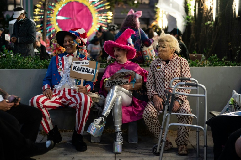 https://d.ibtimes.com/en/full/4558313/attracting-many-60000-people-parade-saw-fancy-dress-revellers-many-whom-wore-costumes.jpg