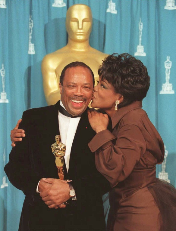 https://d.ibtimes.com/en/full/4559013/us-tv-talk-show-host-oprah-winfrey-kisses-jones-during-67th-academy-awards-los-angeles-after-he.jpg