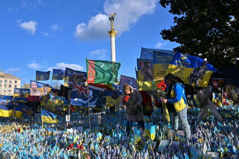 https://d.ibtimes.com/en/full/4559569/women-lay-flowers-tribute-fallen-ukrainian-soldiers-makeshift-memorial-kyiv.jpg