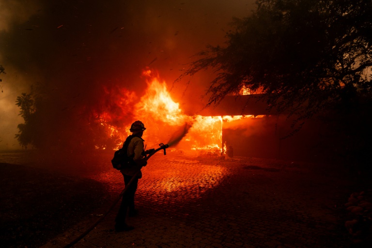 https://d.ibtimes.com/en/full/4560107/fast-moving-fire-near-los-angeles-has-forced-thousands-their-homes-destroyed-dozens-properties.jpg