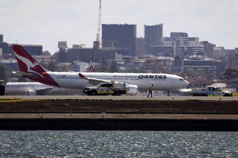 https://d.ibtimes.com/en/full/4560199/workers-check-runway-qantas-plane-prepares-take-off-behind-them-sydney-airport.jpg