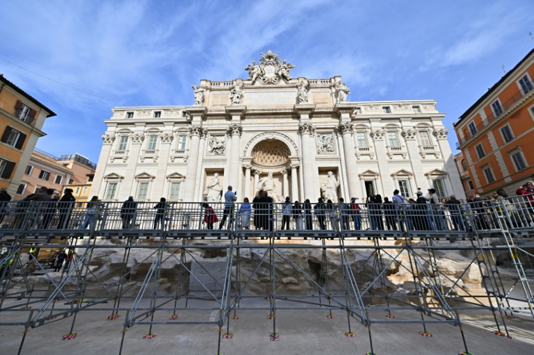 https://d.ibtimes.com/en/full/4560430/fountain-being-cleaned-remove-limestone-deposits-grime.jpg