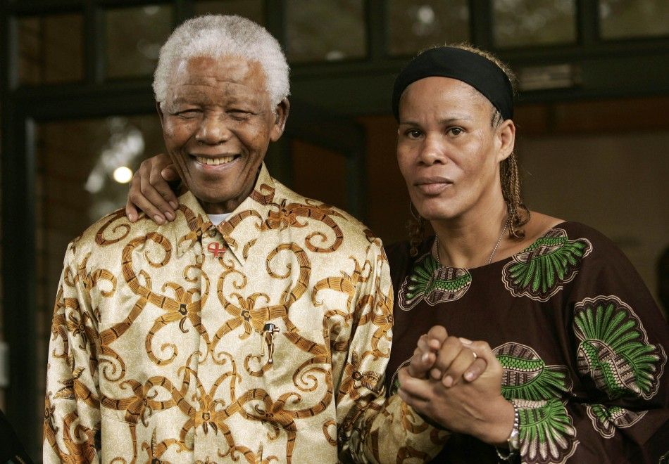 Former South African President Mandela poses for photographers with boxer Gwendon O039Neil in Johannesburg