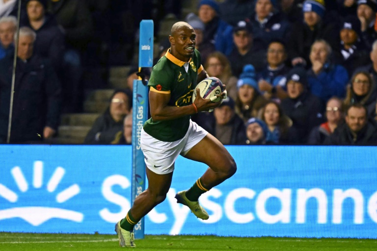 https://d.ibtimes.com/en/full/4560648/double-south-africa-wing-makazole-mapimpi-runs-his-second-try-against-scotland-murrayfield.jpg