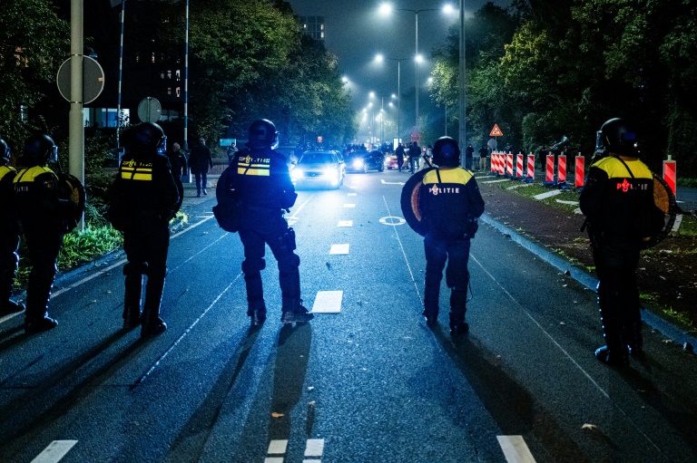 https://d.ibtimes.com/en/full/4560899/dutch-police-secured-demonstration-sidelines-football-match-last-thursday-much-violence.jpg