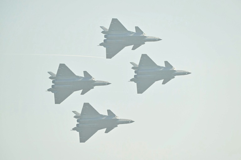 https://d.ibtimes.com/en/full/4561006/chinese-made-chengdu-j-20-stealth-fighters-fly-formation-airshow-china.jpg