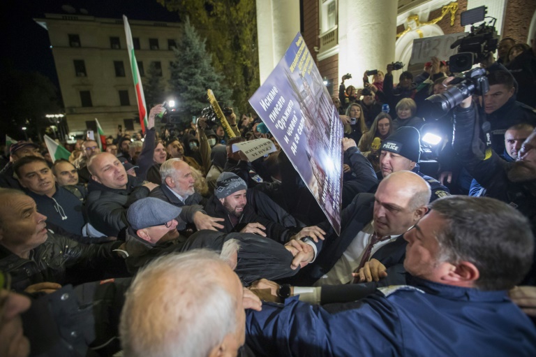 https://d.ibtimes.com/en/full/4561078/angry-protesters-tried-force-their-way-national-theatre-sofia-disrupt-premiere-arms-man.jpg