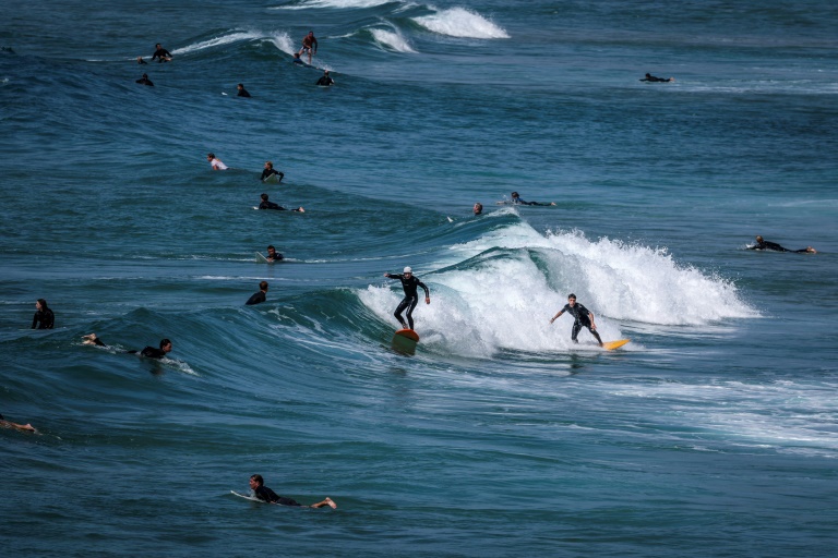 https://d.ibtimes.com/en/full/4561145/surfers-ride-paddle-their-boards-maroubra-beach-sydney-last-month.jpg