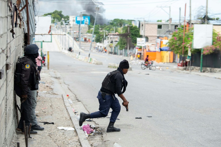 https://d.ibtimes.com/en/full/4561216/haitian-police-port-au-prince-exchange-gunfire-alleged-gang-members-november-11-2024.jpg