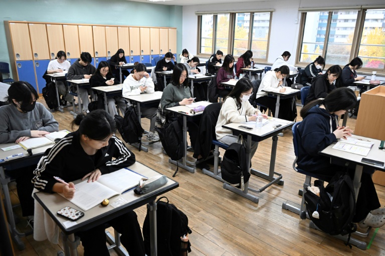 https://d.ibtimes.com/en/full/4561599/south-korean-students-wait-take-annual-college-scholastic-ability-test-known-locally-suneung.jpg