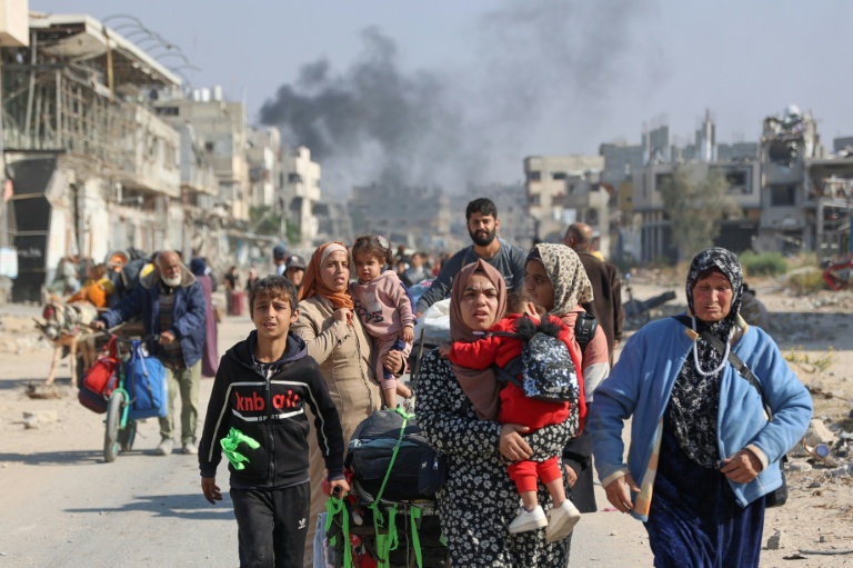 https://d.ibtimes.com/en/full/4561643/palestinians-displaced-shelters-beit-hanoun-cross-main-salaheddine-road-jabalia-northern-gaza.jpg