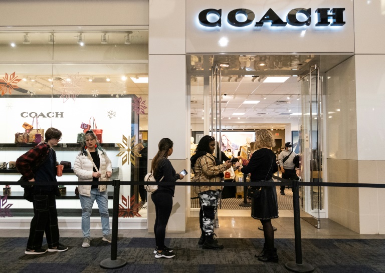 https://d.ibtimes.com/en/full/4561728/coach-parent-tapestry-said-it-was-calling-off-merger-agreement-capri-amid-regulatory-obstacles.jpg