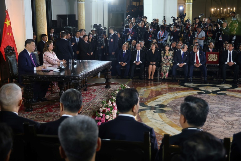 https://d.ibtimes.com/en/full/4561862/chinas-president-xi-jinping-dina-boluarte-peru-oversaw-ceremony-virtually-lima.jpg