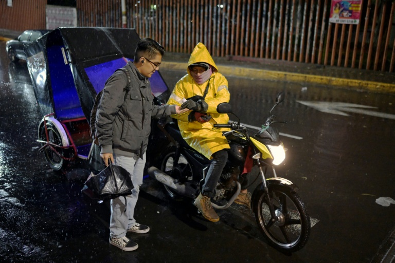 https://d.ibtimes.com/en/full/4561866/saul-laras-long-commute-illustrates-housing-crisis-facing-mexican-capital.jpg