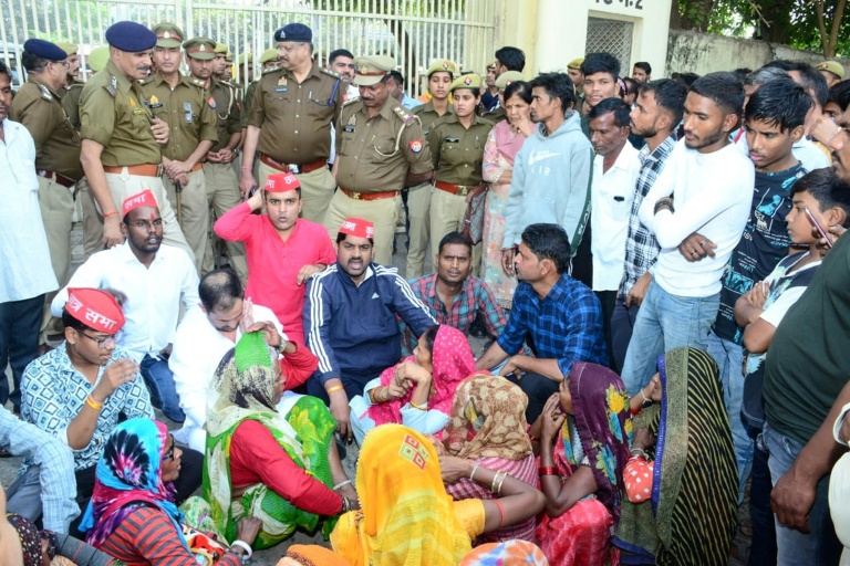 https://d.ibtimes.com/en/full/4562226/mourners-protest-after-fire-neonatal-unit-indian-hospital-killed-10-newborns.jpg