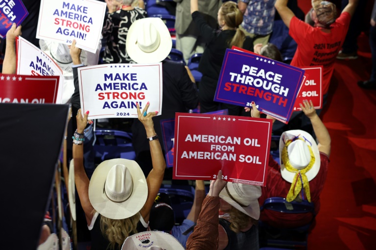 https://d.ibtimes.com/en/full/4562306/people-hold-signs-that-read-american-oil-american-soil-trump-rally.jpg