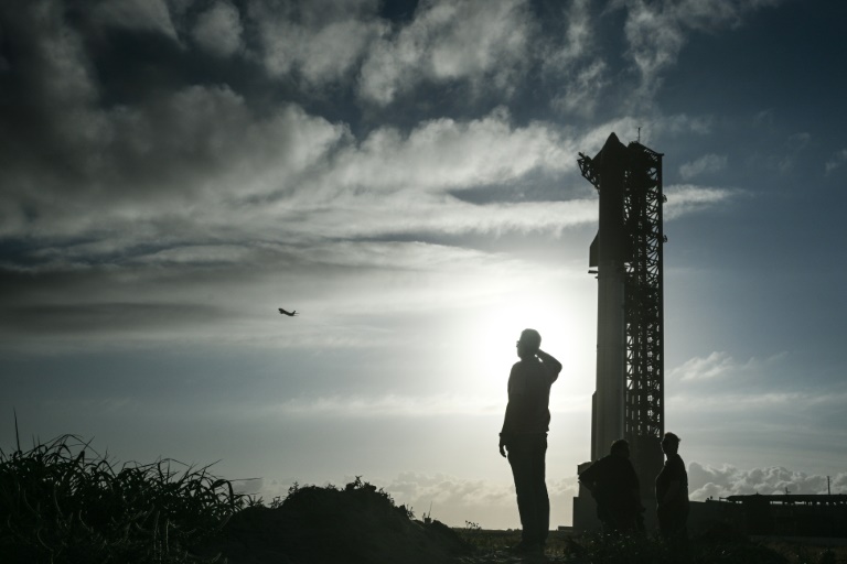 https://d.ibtimes.com/en/full/4562885/man-watches-spacex-plane-it-flies-past-spacex-starship-launch-pad-ahead-its-sixth-flight.jpg