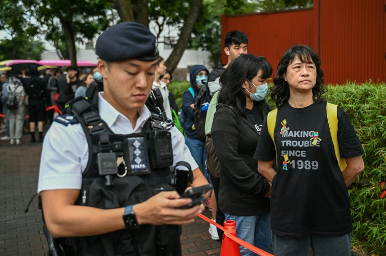 https://d.ibtimes.com/en/full/4562953/under-grey-skies-outside-court-where-45-hong-kong-democracy-campaigners-were-jailed-subversion.jpg