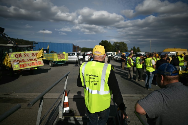 https://d.ibtimes.com/en/full/4562975/farmers-blockade-a9-motorway-crucial-trade-route-between-spain-rest-europe-le-boulou.jpg