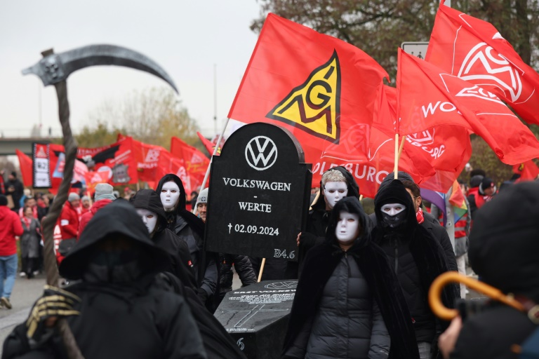 https://d.ibtimes.com/en/full/4563583/volkswagen-workers-staged-colourful-protest-against-planned-cost-cuts.jpg