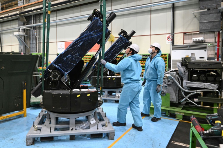 https://d.ibtimes.com/en/full/4563719/south-korean-engineers-work-120mm-self-propelled-mortar-hanwha-aerospace-factory-changwon.jpg