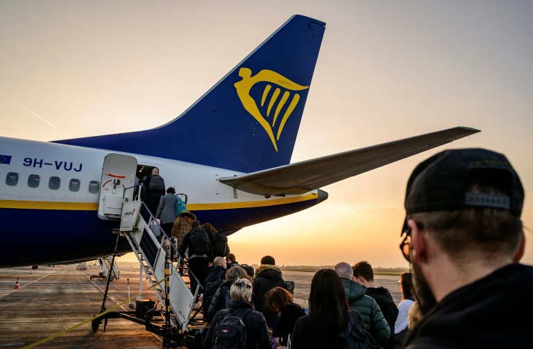 https://d.ibtimes.com/en/full/4563865/ryanair-which-was-first-start-charging-extra-hand-luggage-november-2018-was-slapped-biggest.jpg