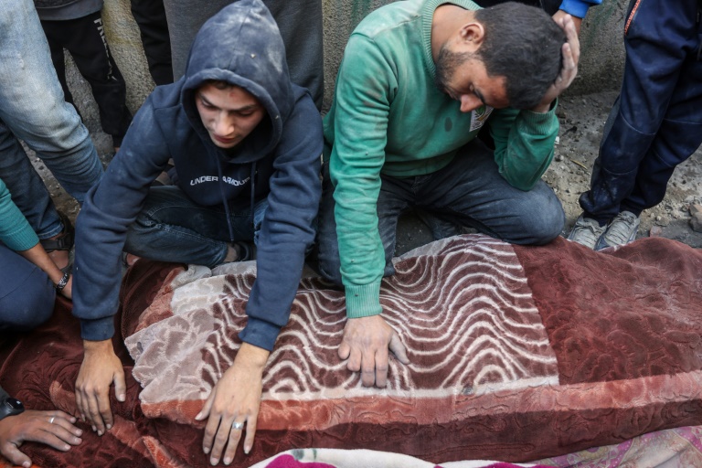 https://d.ibtimes.com/en/full/4563900/men-mourn-over-bodies-victims-strike-near-gaza-city-more-13-months-israel-hamas-war.jpg