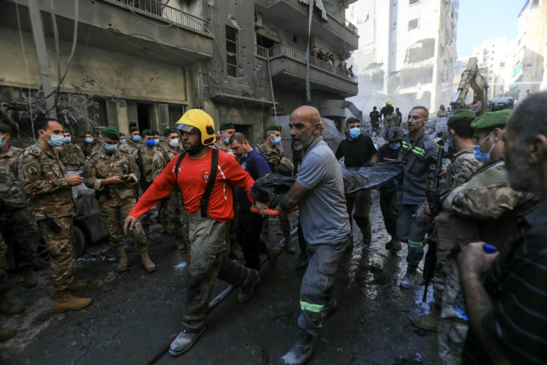 https://d.ibtimes.com/en/full/4564011/lebanese-soldiers-look-rescuers-remove-body-extracted-rubble-levelled-building-basta.jpg