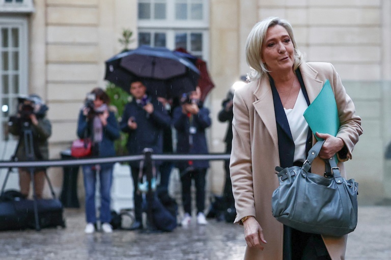 https://d.ibtimes.com/en/full/4564277/le-pen-putting-barniers-government-increasingly-precarious-position.jpg