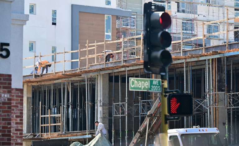 https://d.ibtimes.com/en/full/4564692/construction-workers-site-new-apartment-complex-being-built-alhambra-california-september-6.jpg