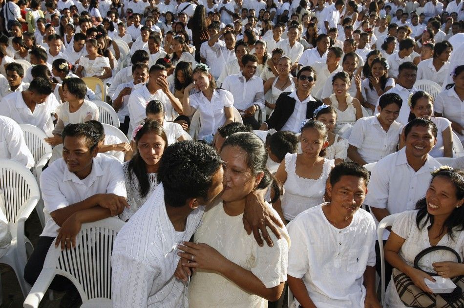 A newly-wed couple kiss during their mass wedding at San Jose town, Palawan province, western Philippines, February 14, 2010. At least 300 couples attended the mass wedding on Valentine039s Day.