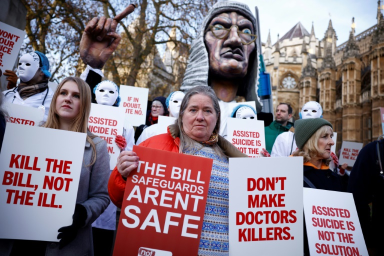 https://d.ibtimes.com/en/full/4565512/campaigners-against-assisted-suicide-bill-demonstrate-outside-parliament.jpg