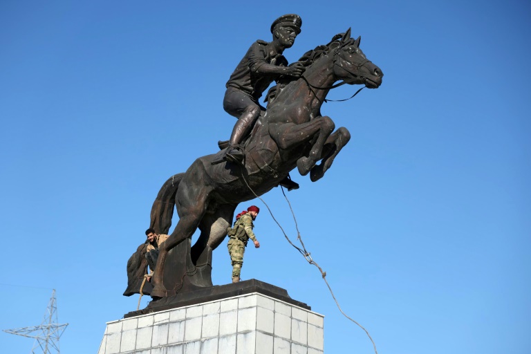 https://d.ibtimes.com/en/full/4565697/anti-government-fighters-central-aleppo-prepare-topple-equestrian-statue-bassel-al-assad-late.jpg